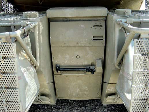 Задний люк танка «Меркава» Мк.3, по бокам от него наружные
бронированные топливные баки и ящики для ЗИП и вещей экипажа
